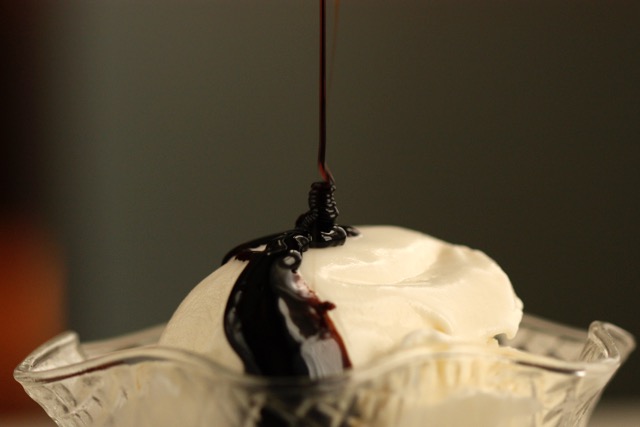 Serving fior di latte gelato